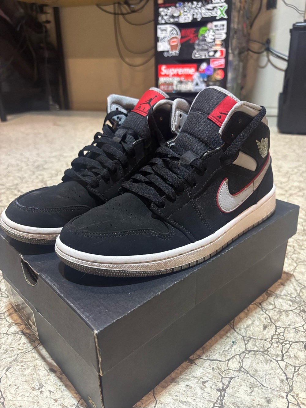 Jordan 1 mid Black and Red